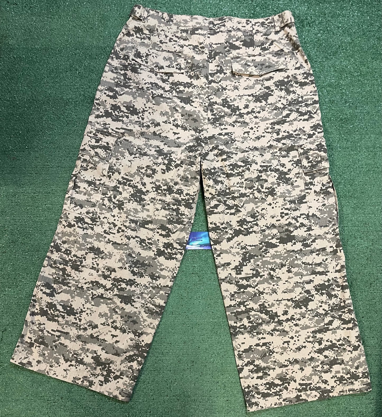 Gv Gallery Raspberry digital camo cargo pants