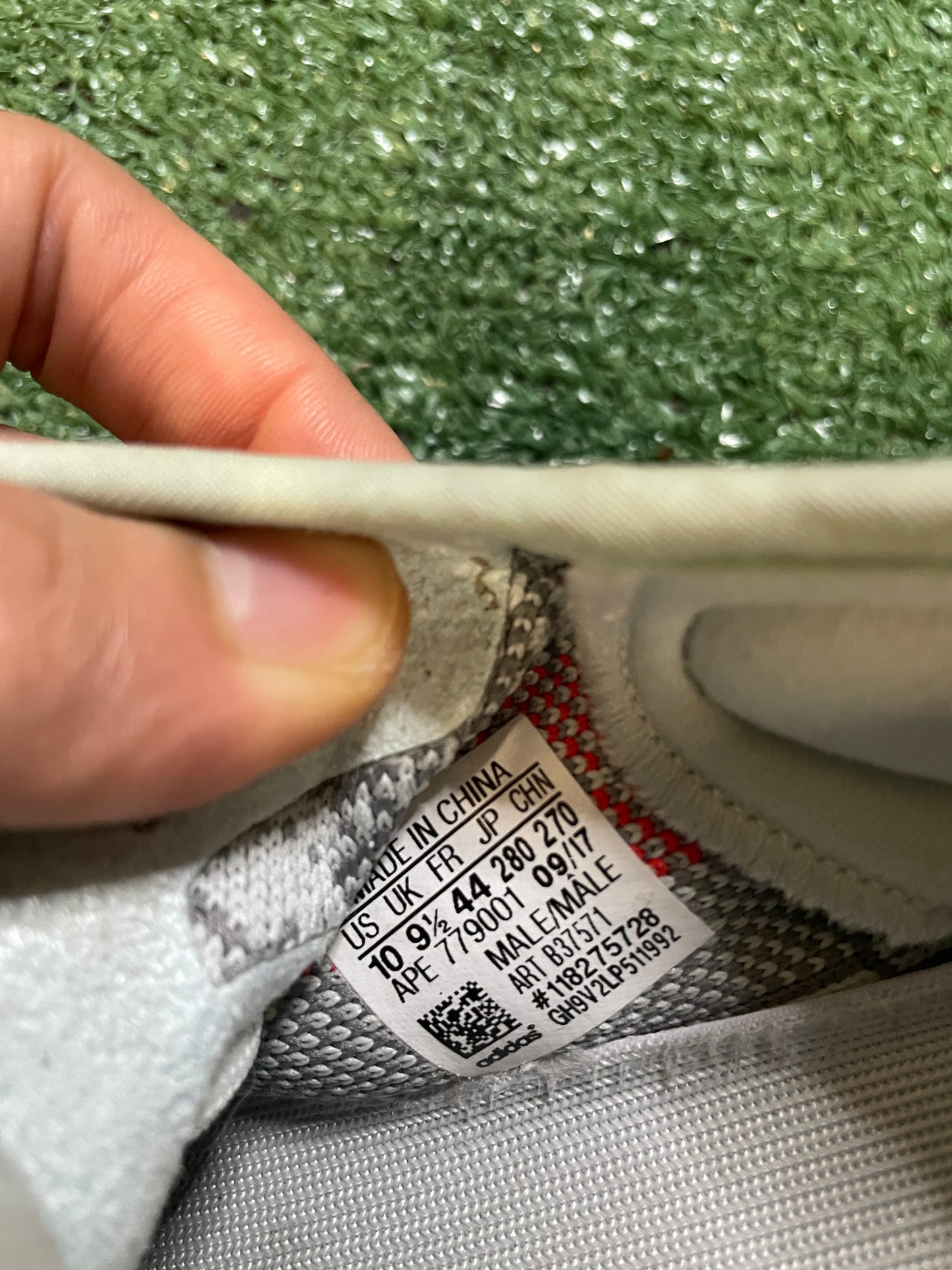 Yeezy boost 350 v2 blue tint size 10men/11.5women