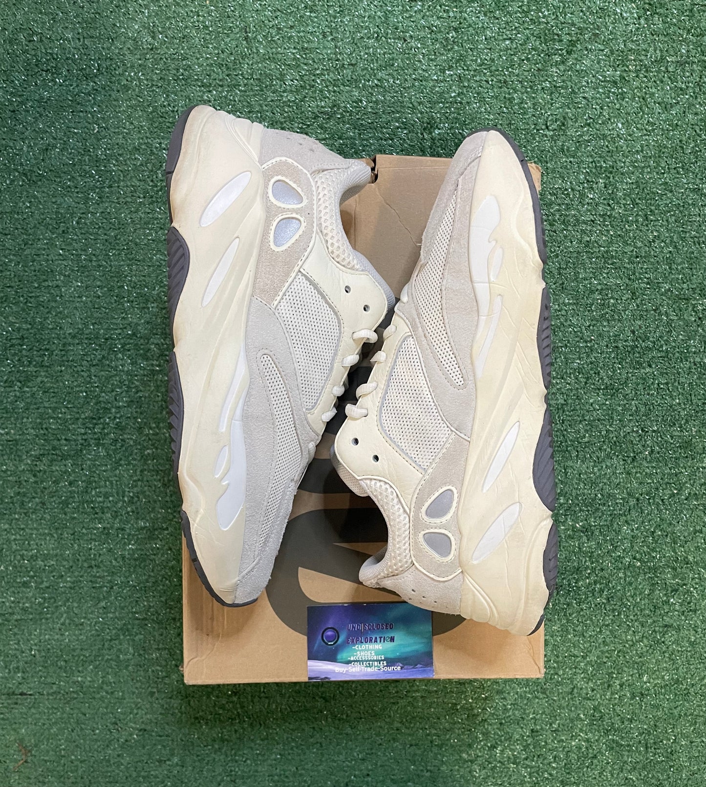 Yeezy Boost 700 analog size 11men/12.5women