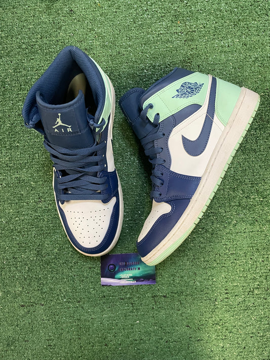 Jordan 1 mid blue mint size 9.5men/11women