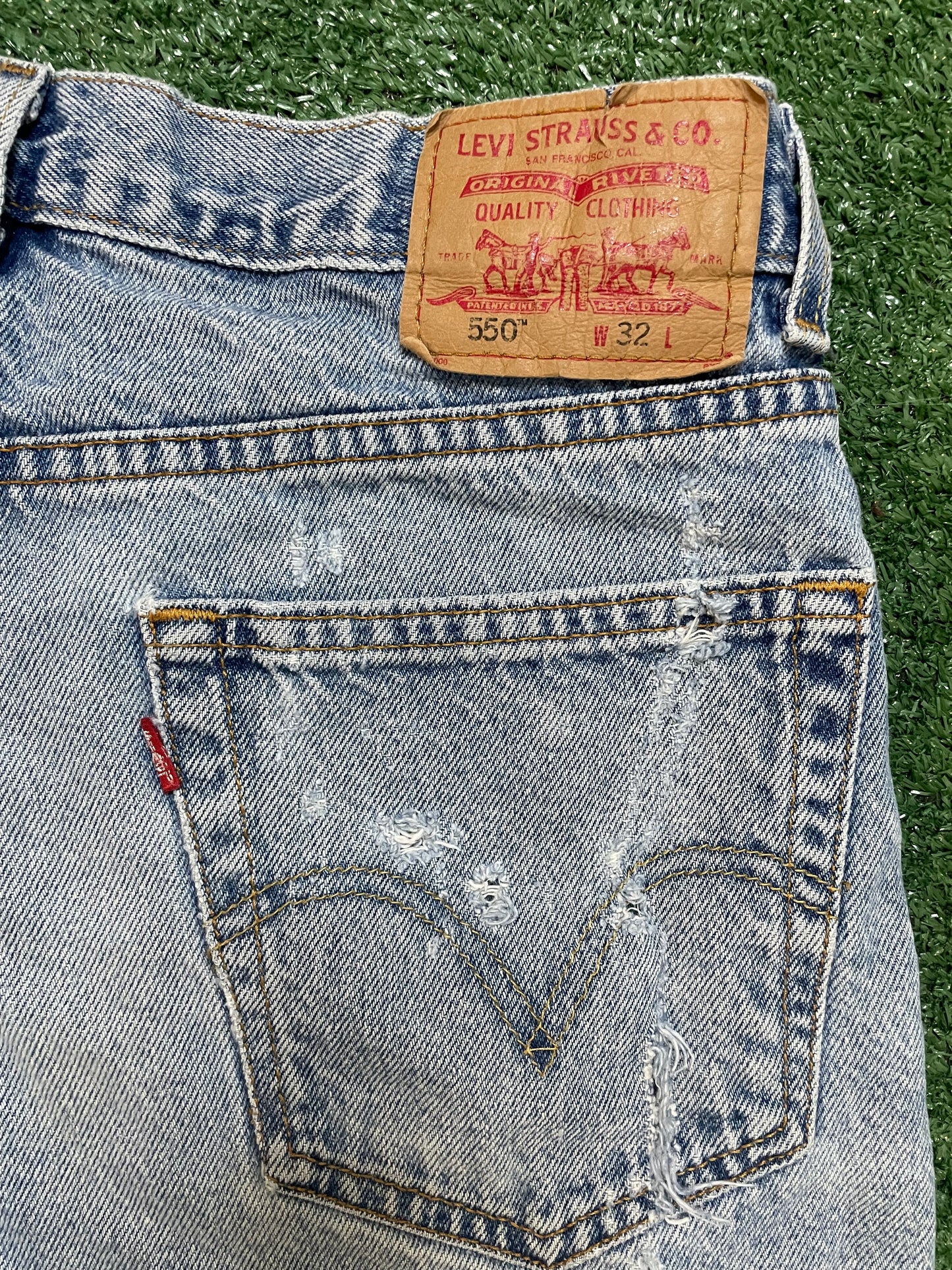 Vintage Levi 550 light wash jeans