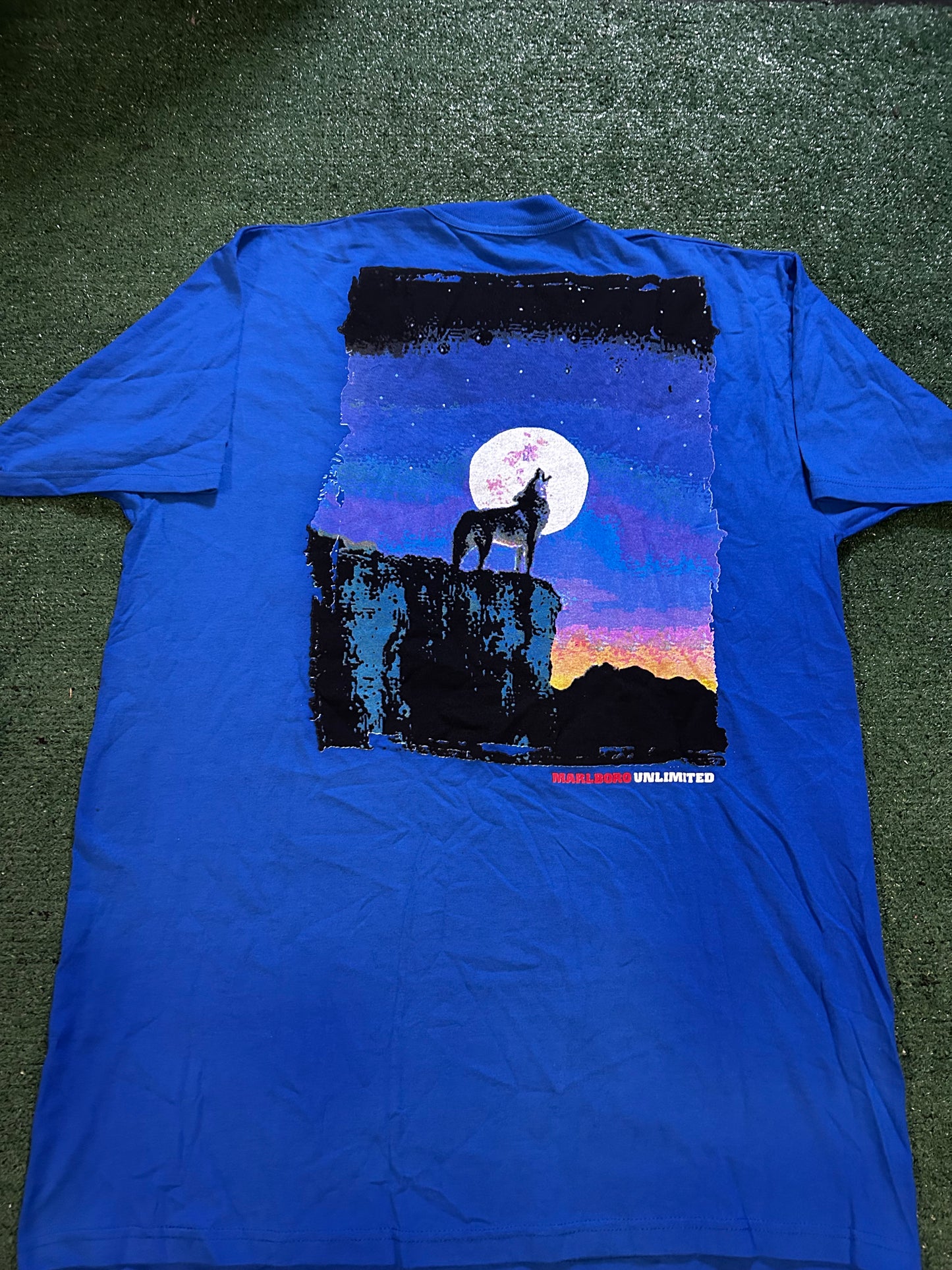Vintage 1990s Marlboro howling wolf tee
