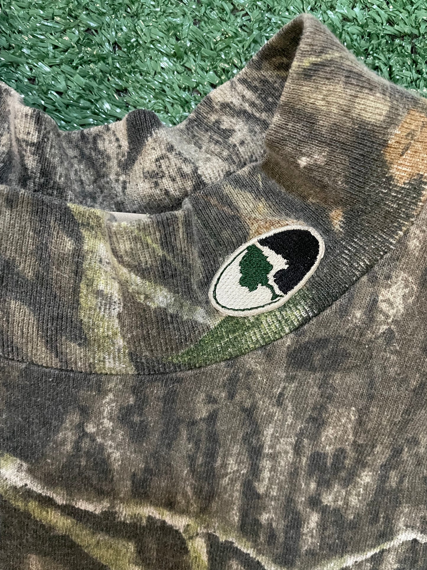 Vintage 1990s Mossy Oak camo leaves longsleeve