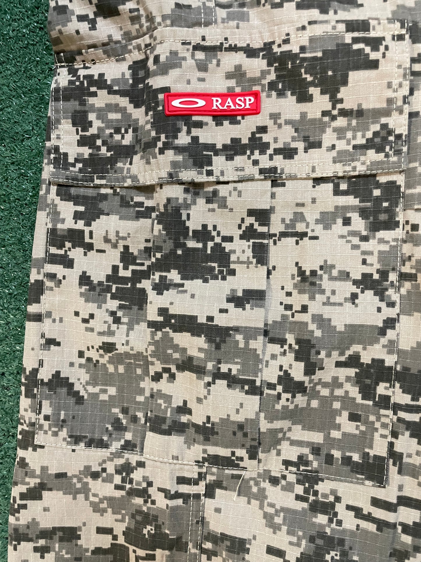 Gv Gallery Raspberry digital camo cargo pants