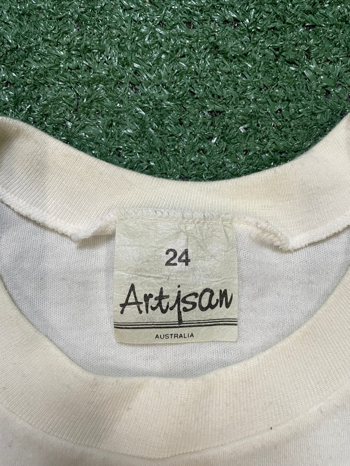 Vintage 1980s Australia green & yellow tee