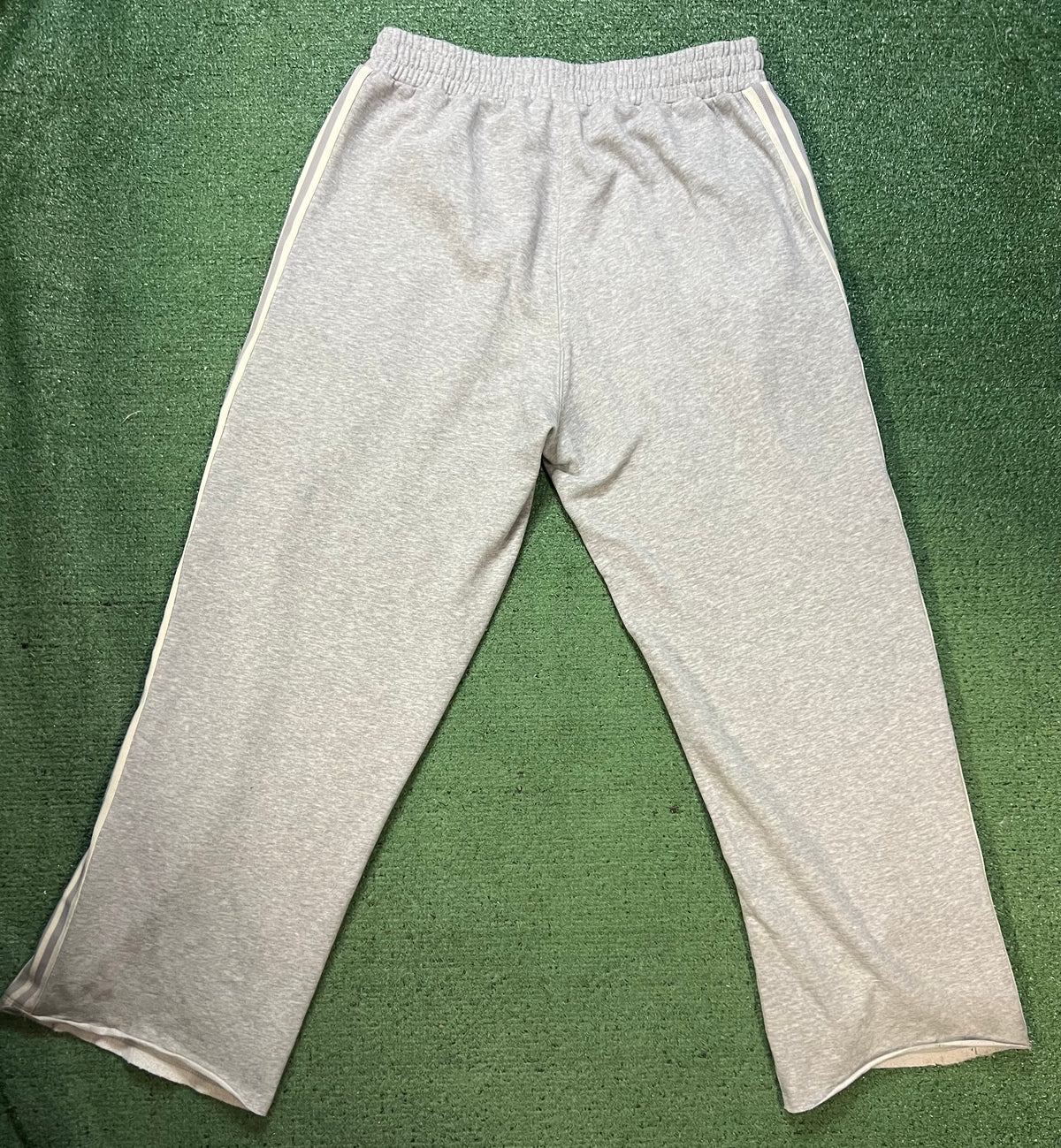 Gv Gallery Lil Leon raspberry hills sweatpants