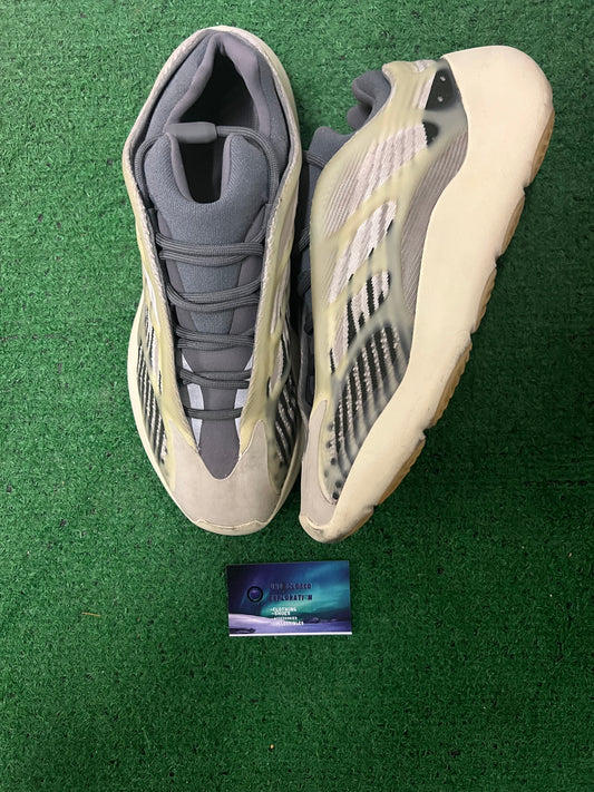 Yeezy 700 V3 fade salt size 9.5men/11women