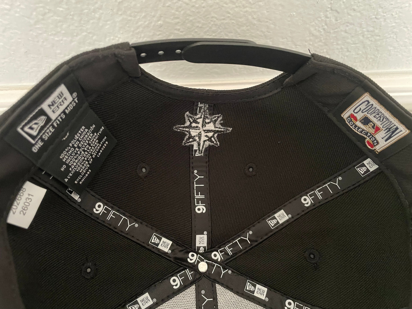Seattle Mariners Black White Outline hat