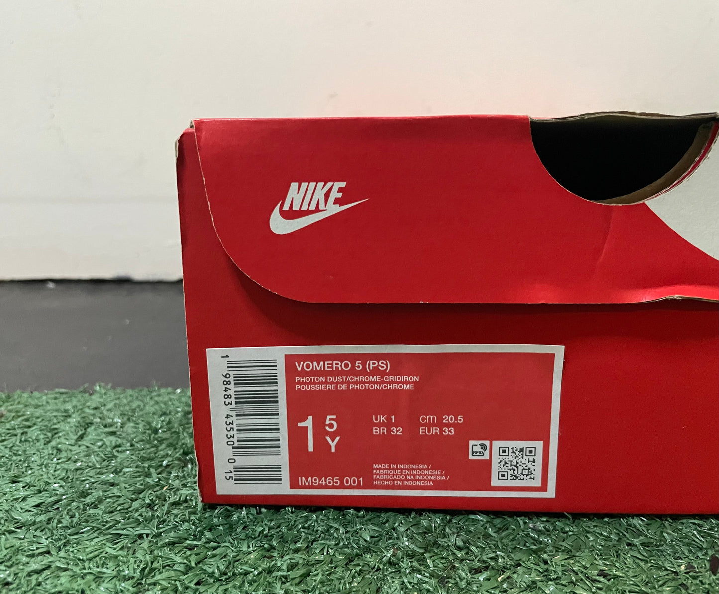 Nike Vomero 5 Photon dust chrome
