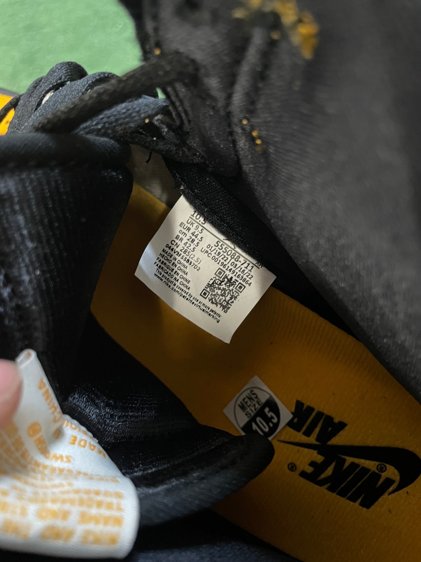 Air Jordan 1 high yellow taxi