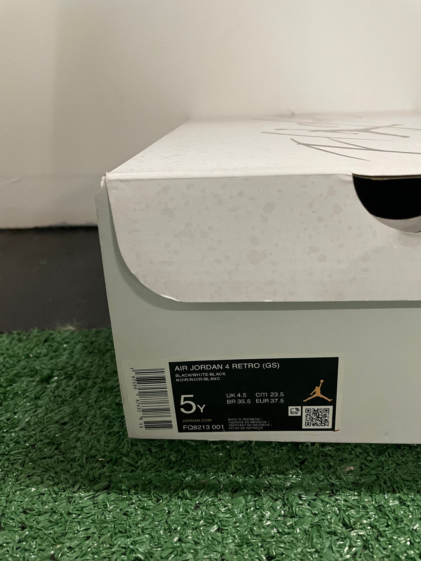 Air Jordan 4 white thunder size 5youth/6.5women