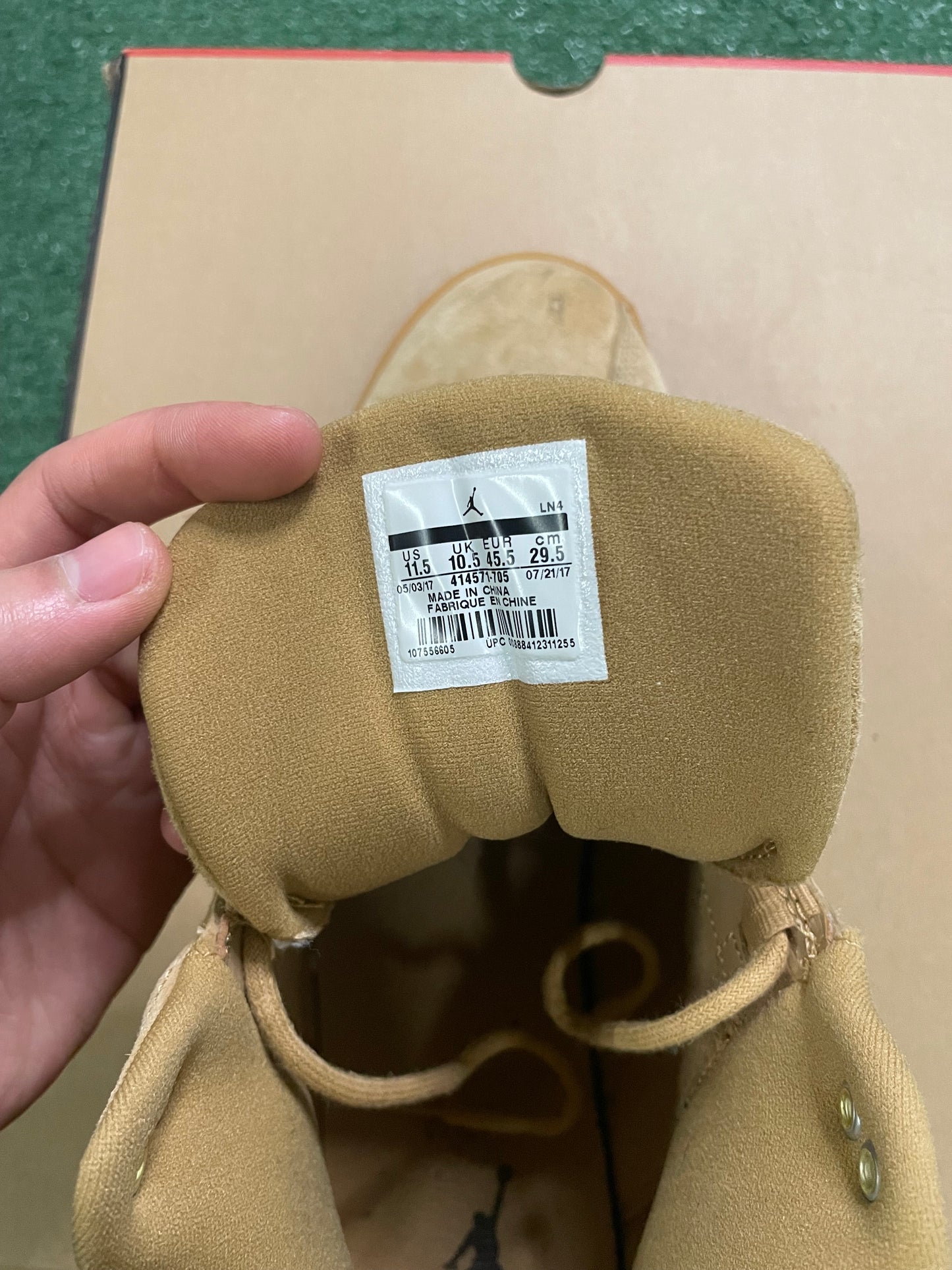 Jordan 13 Wheat size 11.5men/13women