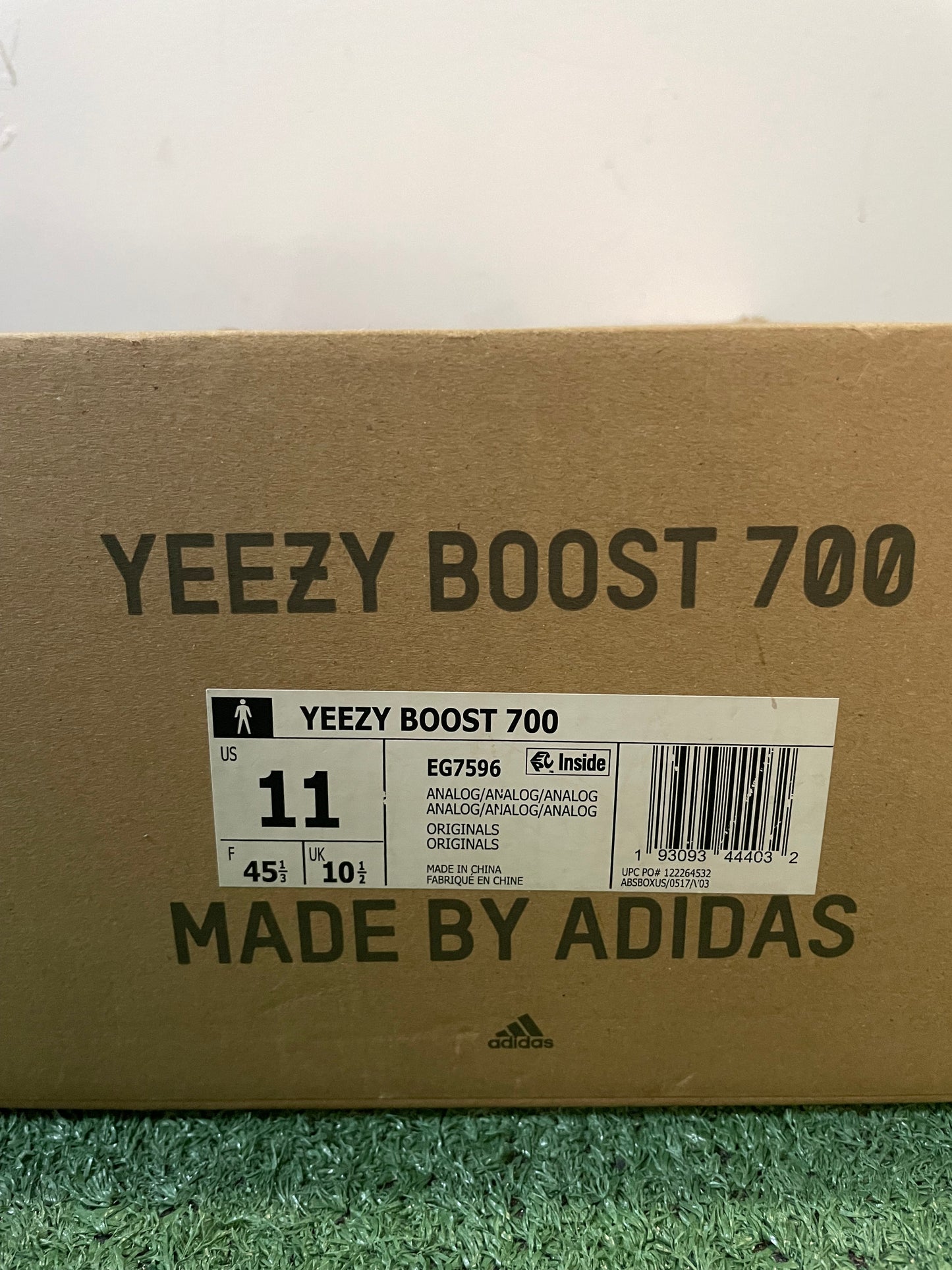 Yeezy Boost 700 analog size 11men/12.5women