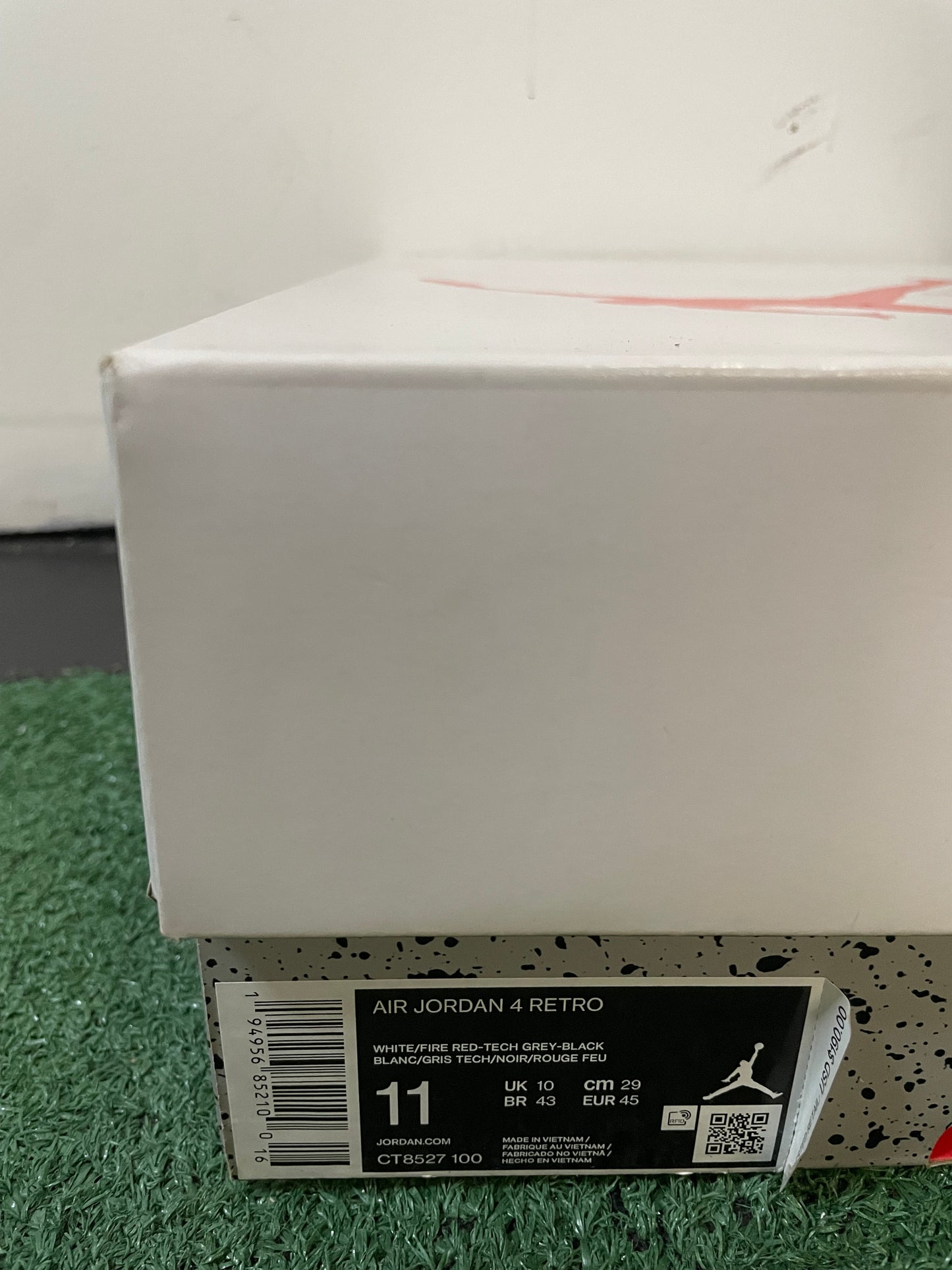 Air Jordan 4 white Oreo size 11men/12.5women