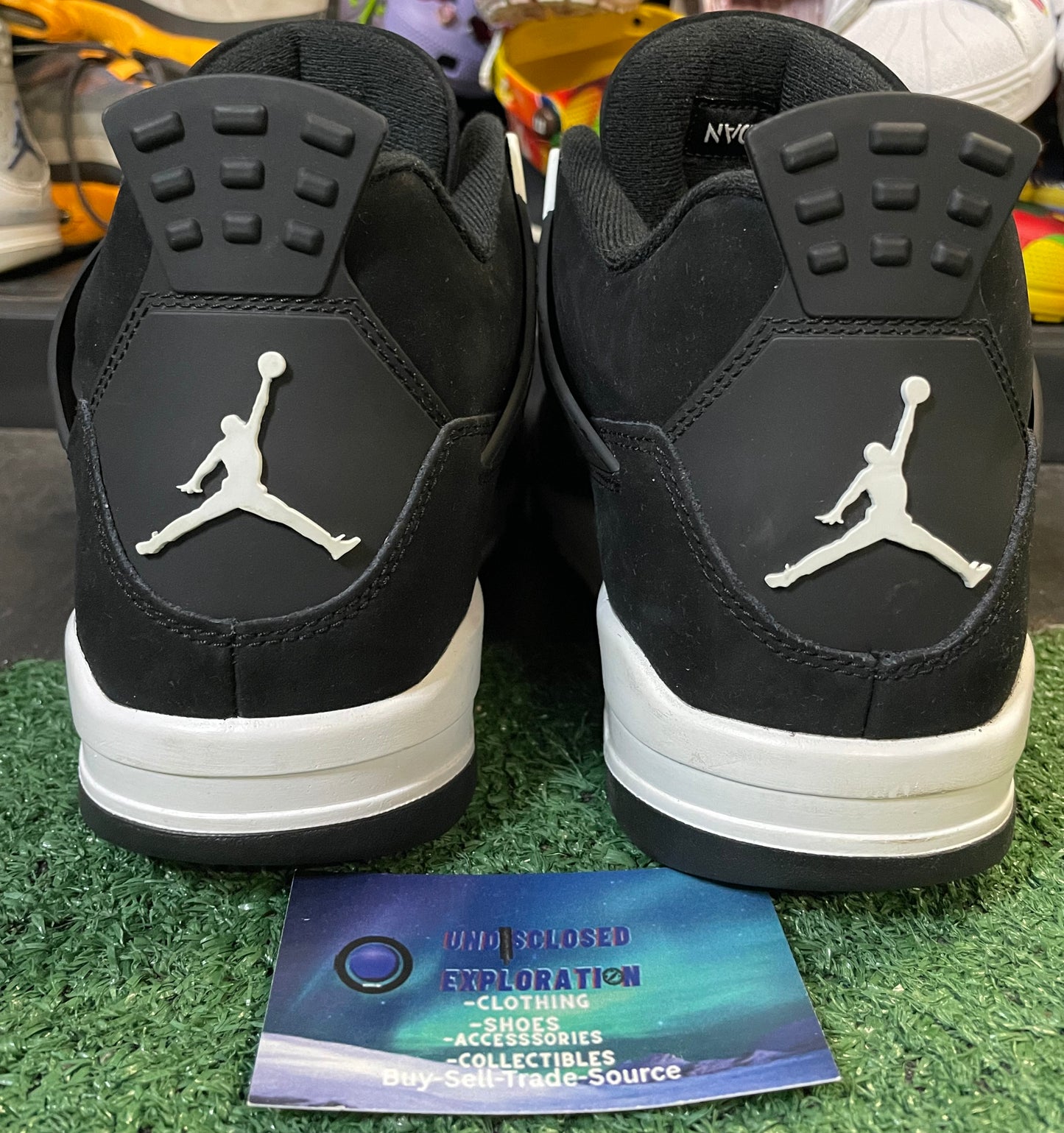 Air Jordan 4 white thunder size 10.5men/12women