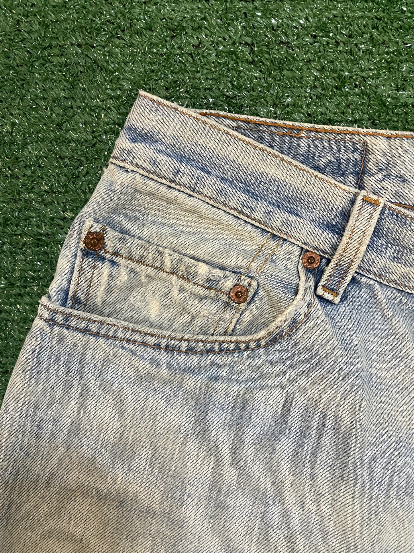 Vintage Levi 550 light wash jeans
