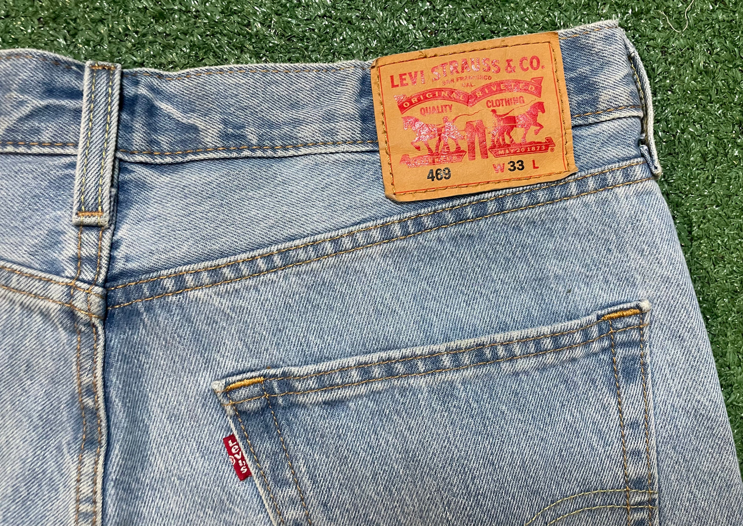 Levi 469 light wash jean shorts