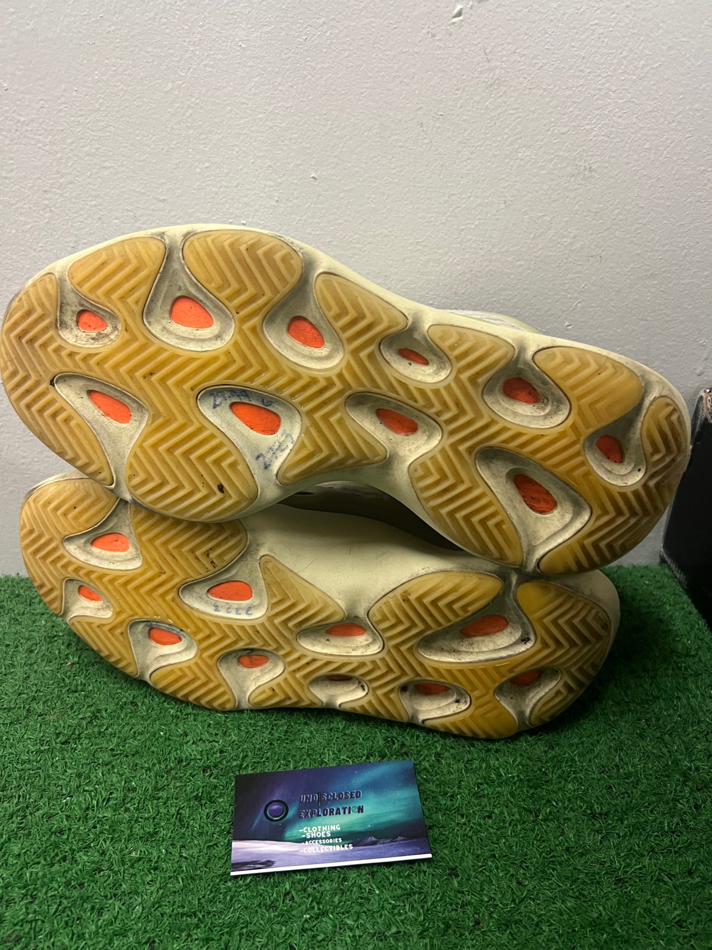 Yeezy 700 V3 fade salt size 9.5men/11women