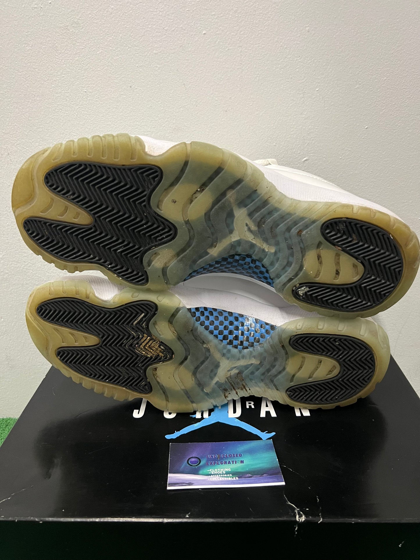 Jordan 11 low legend blue size 11.5men/13women