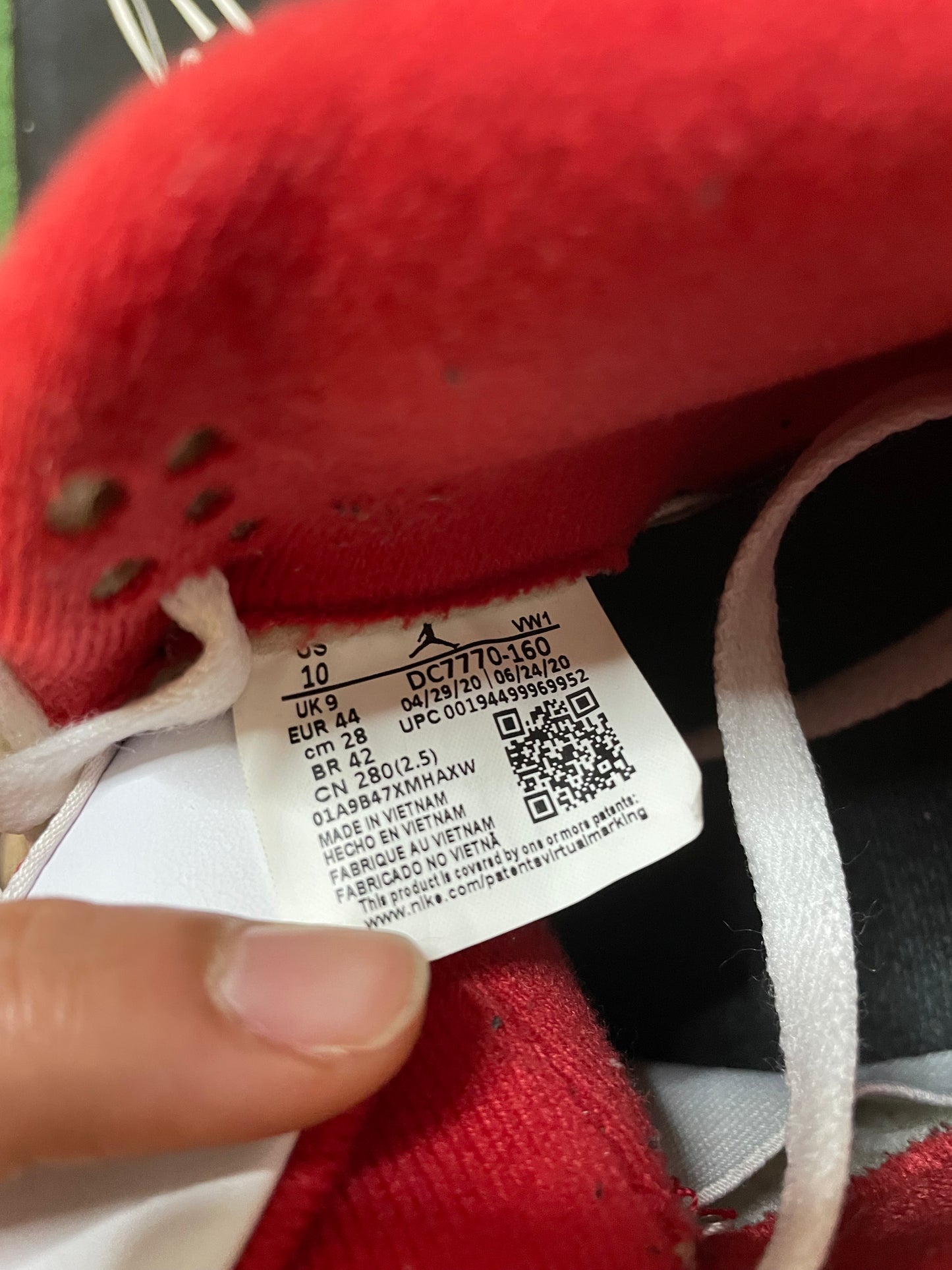 Jordan 4 fire red 2020 size 10men/11.5women