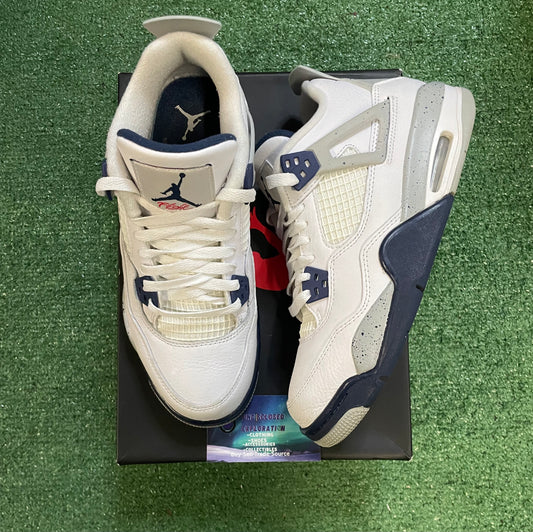 Air Jordan 4 midnight navy size 7youth/8.5women