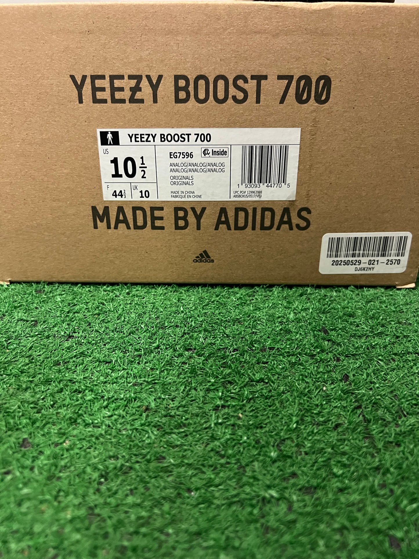 Yeezy analog 700 size 10.5men/12women
