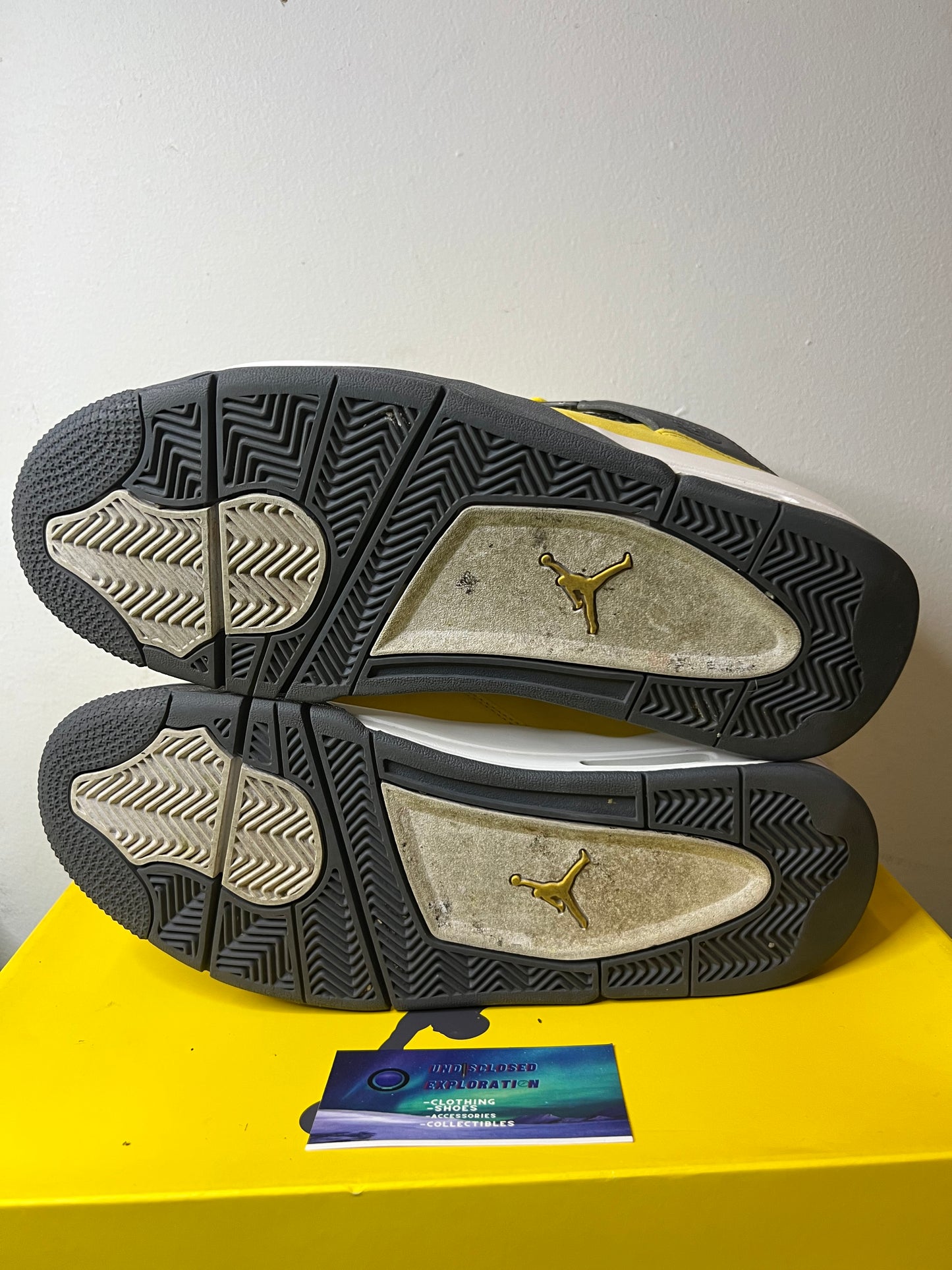 Jordan 4 lightning 2021 size 9men/10.5women