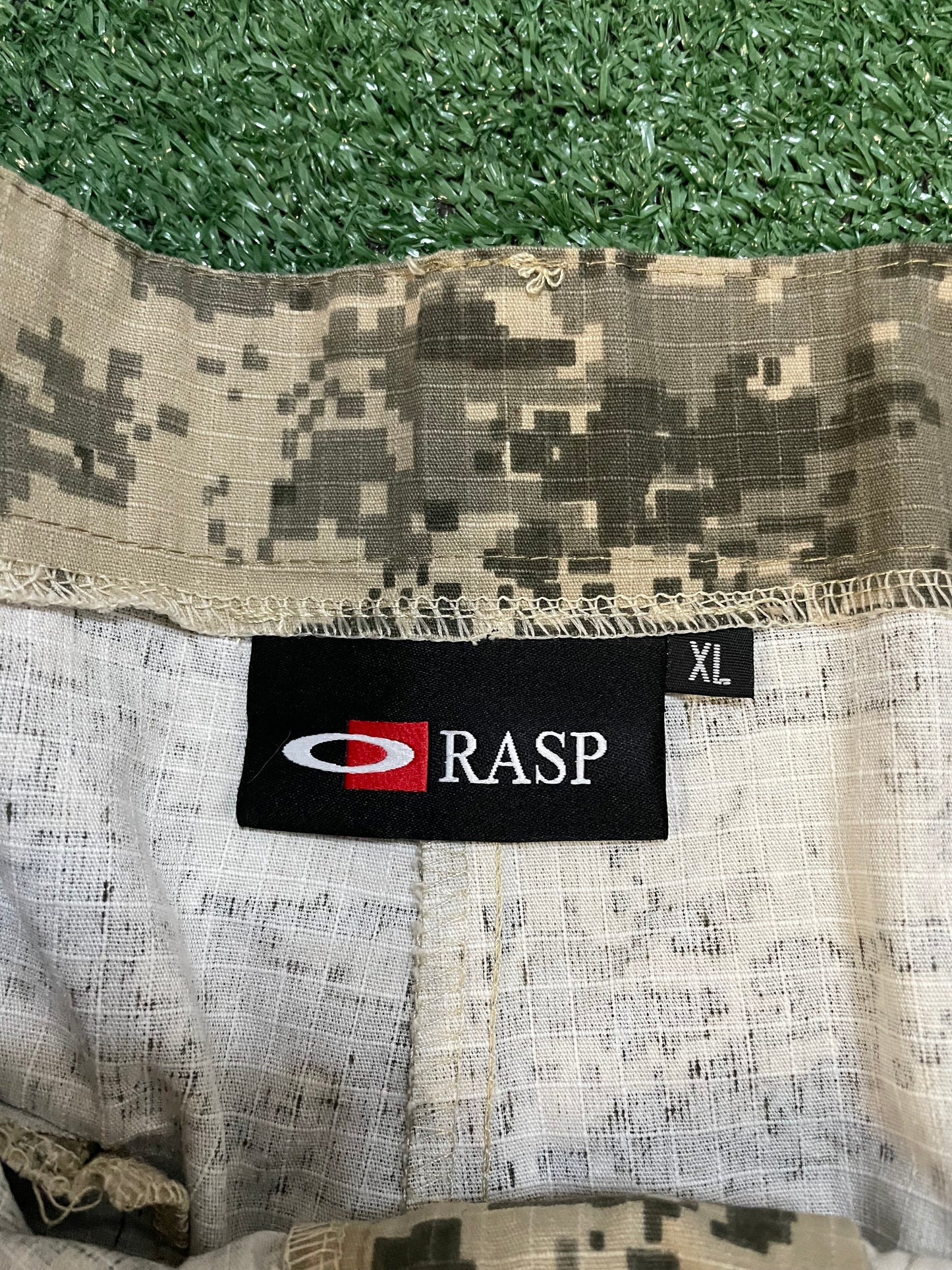 Gv Gallery Raspberry digital camo cargo pants