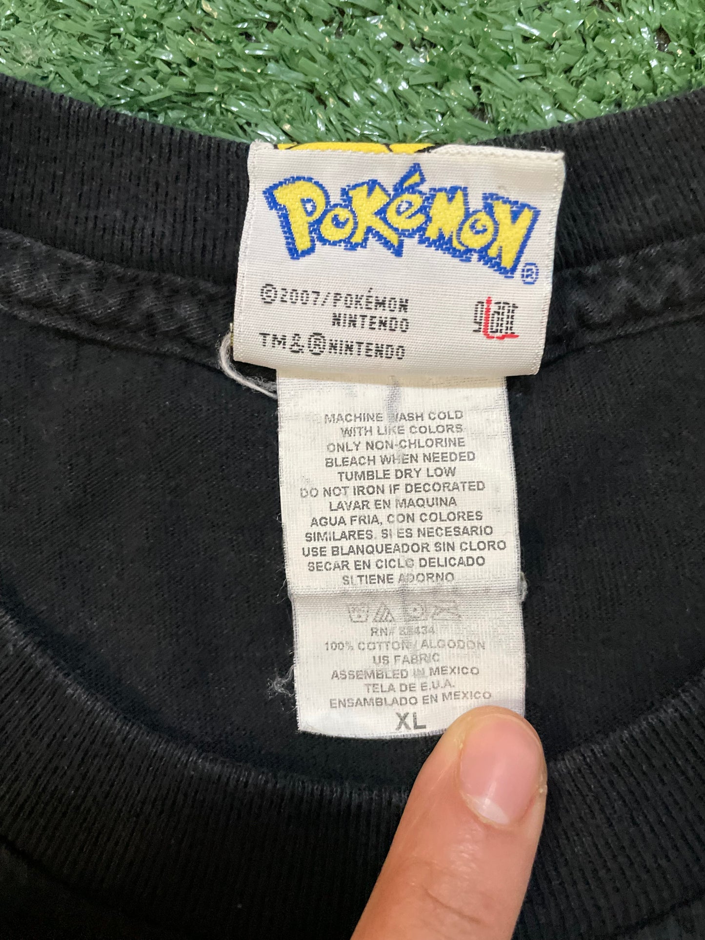 Vintage 2000s Pokémon Pikachu pokeball tee