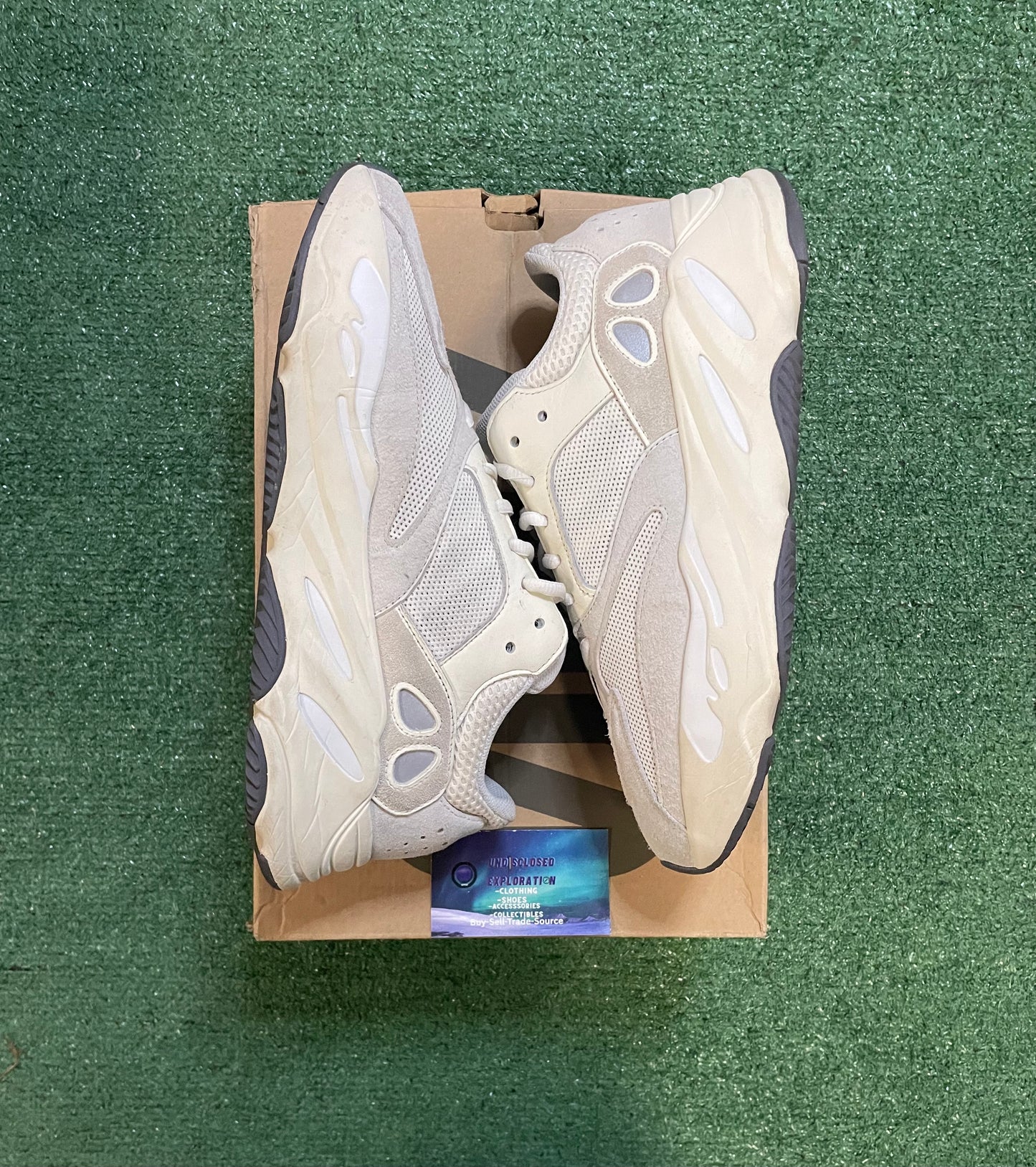Yeezy Boost 700 analog size 11men/12.5women