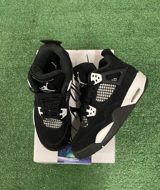 Air Jordan 4 white thunder size 5youth/6.5women