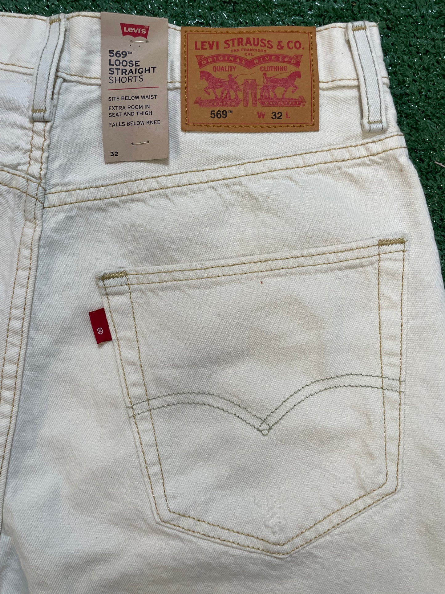 Levi light wash 569 Jean shorts