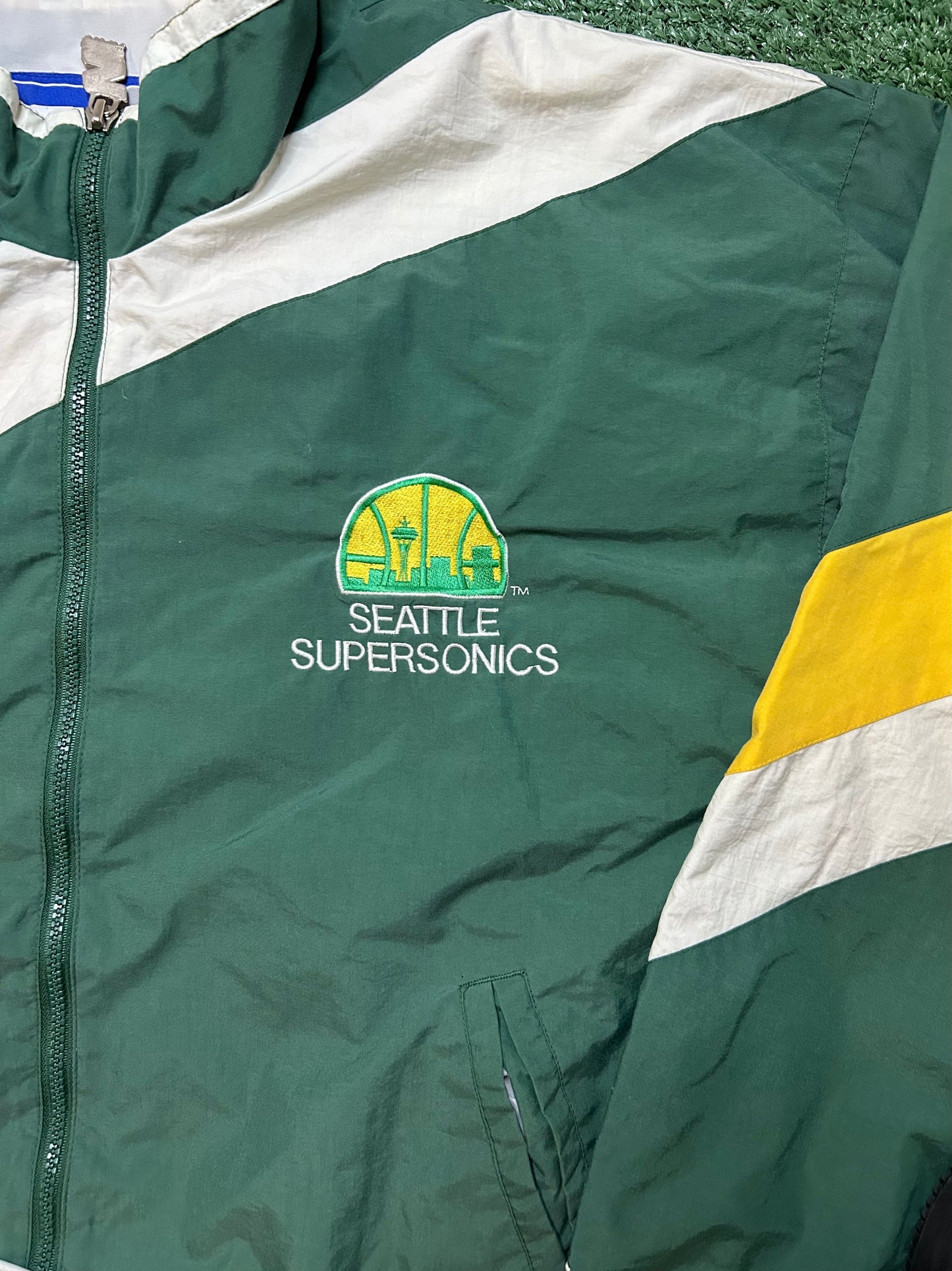 Vintage 1990s Seattle SuperSonics Windbreaker jacket