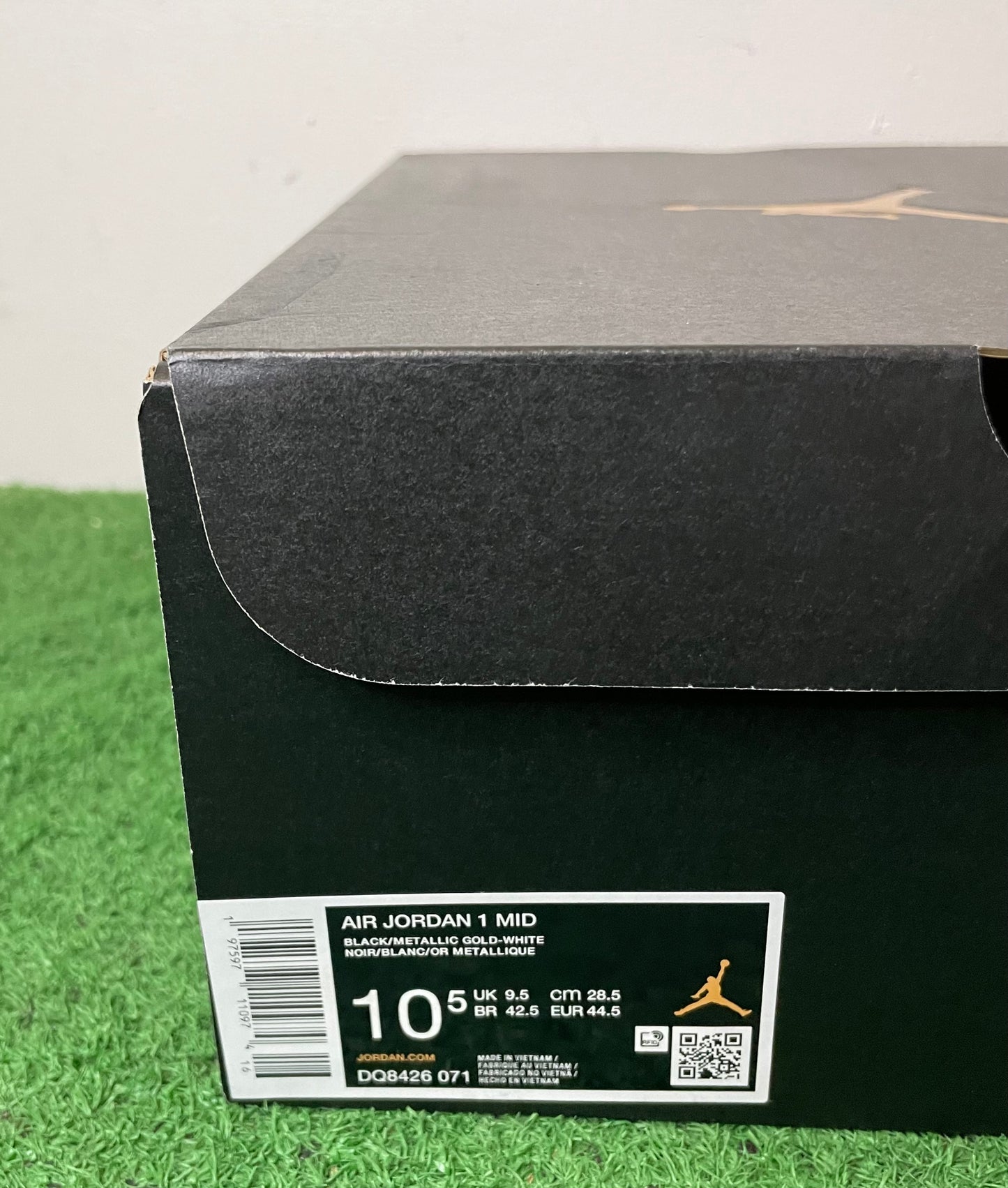 Air Jordan 1 Mid black metallic gold