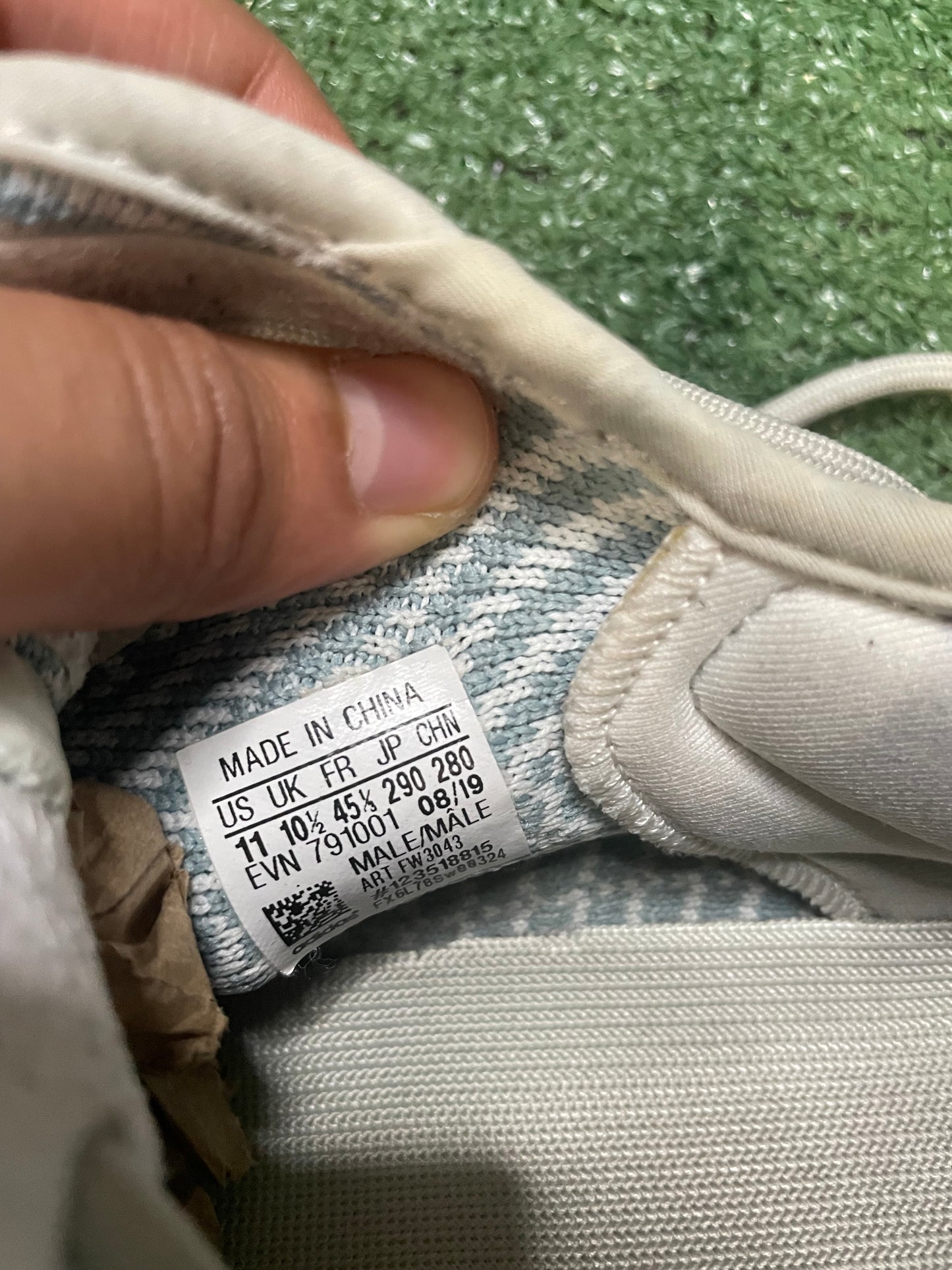 Adidas Yeezy 350V2 Cloud white size 11men/12.5women