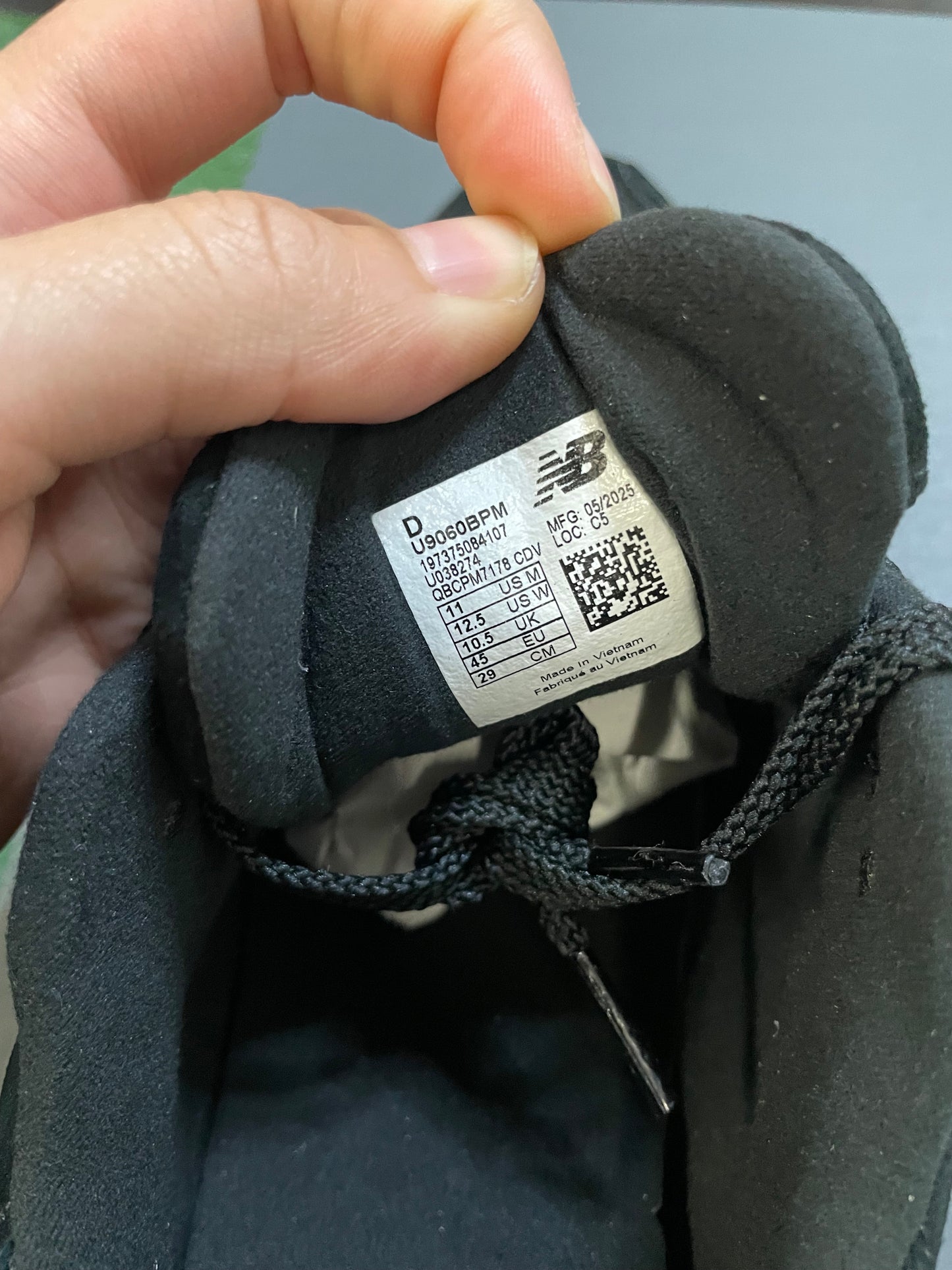 New Balance 9060 triple black