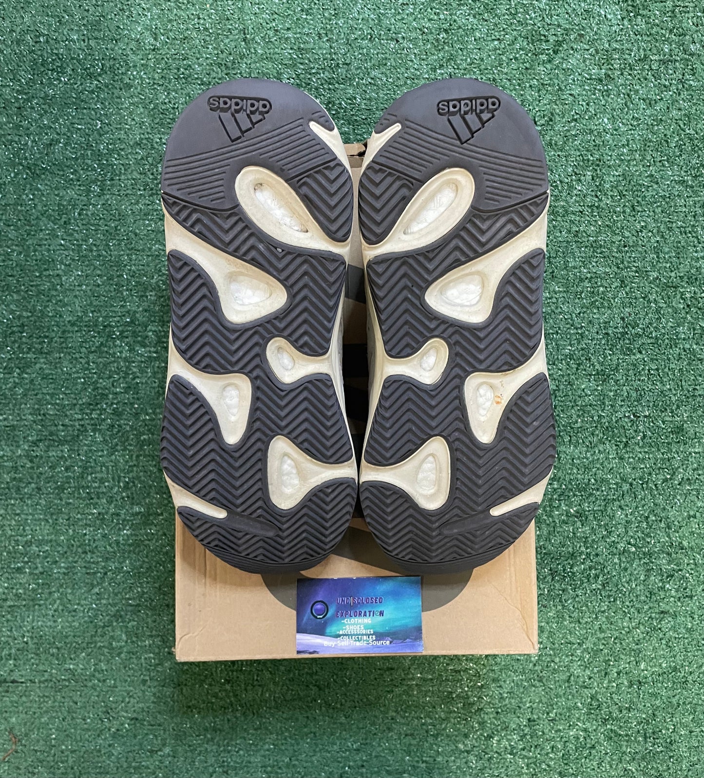 Yeezy Boost 700 analog size 11men/12.5women