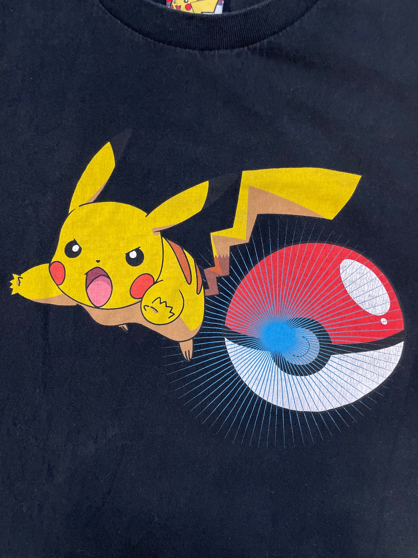 Vintage 2000s Pokémon Pikachu pokeball tee