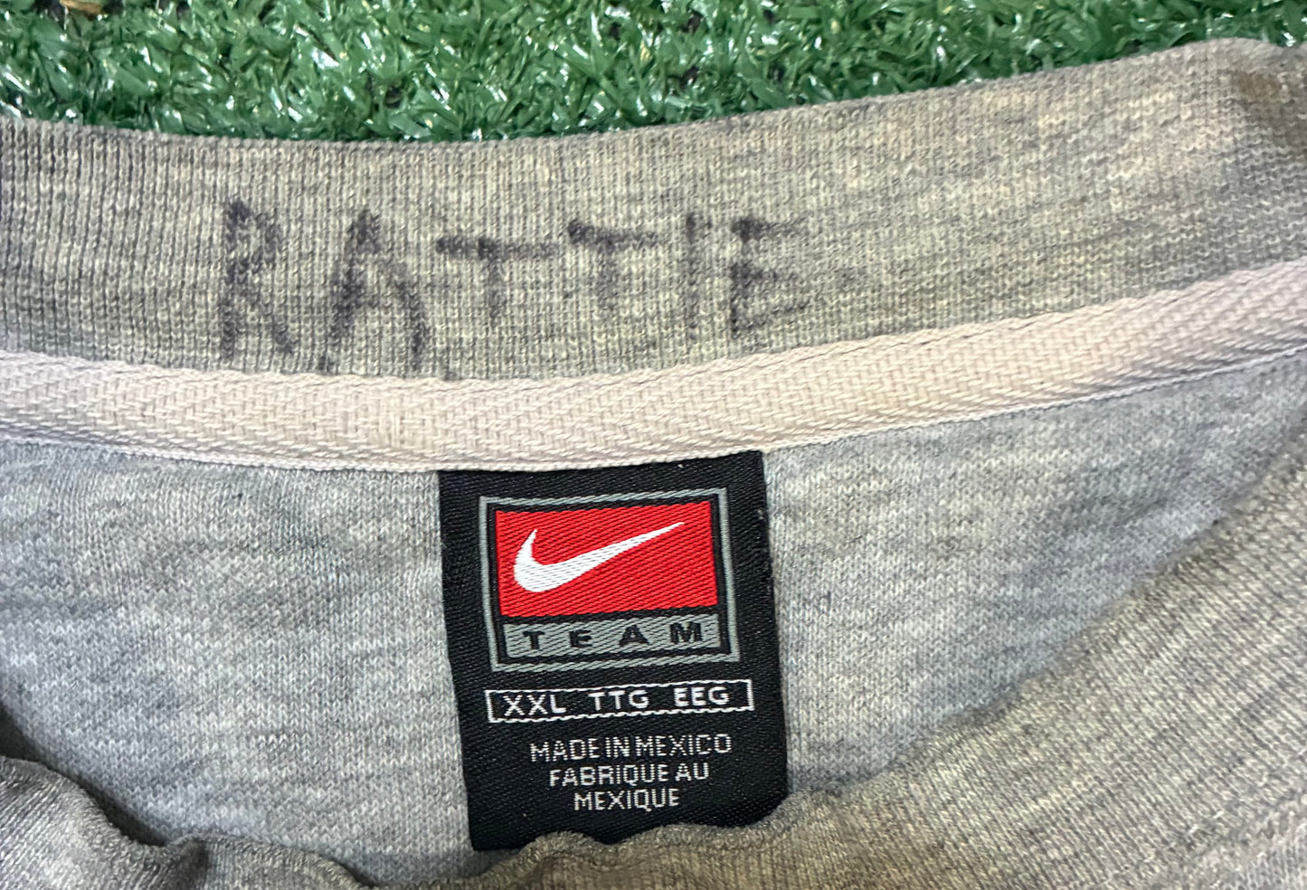 vintage 2000s gray Nike Washington center swoosh Huskies crewneck