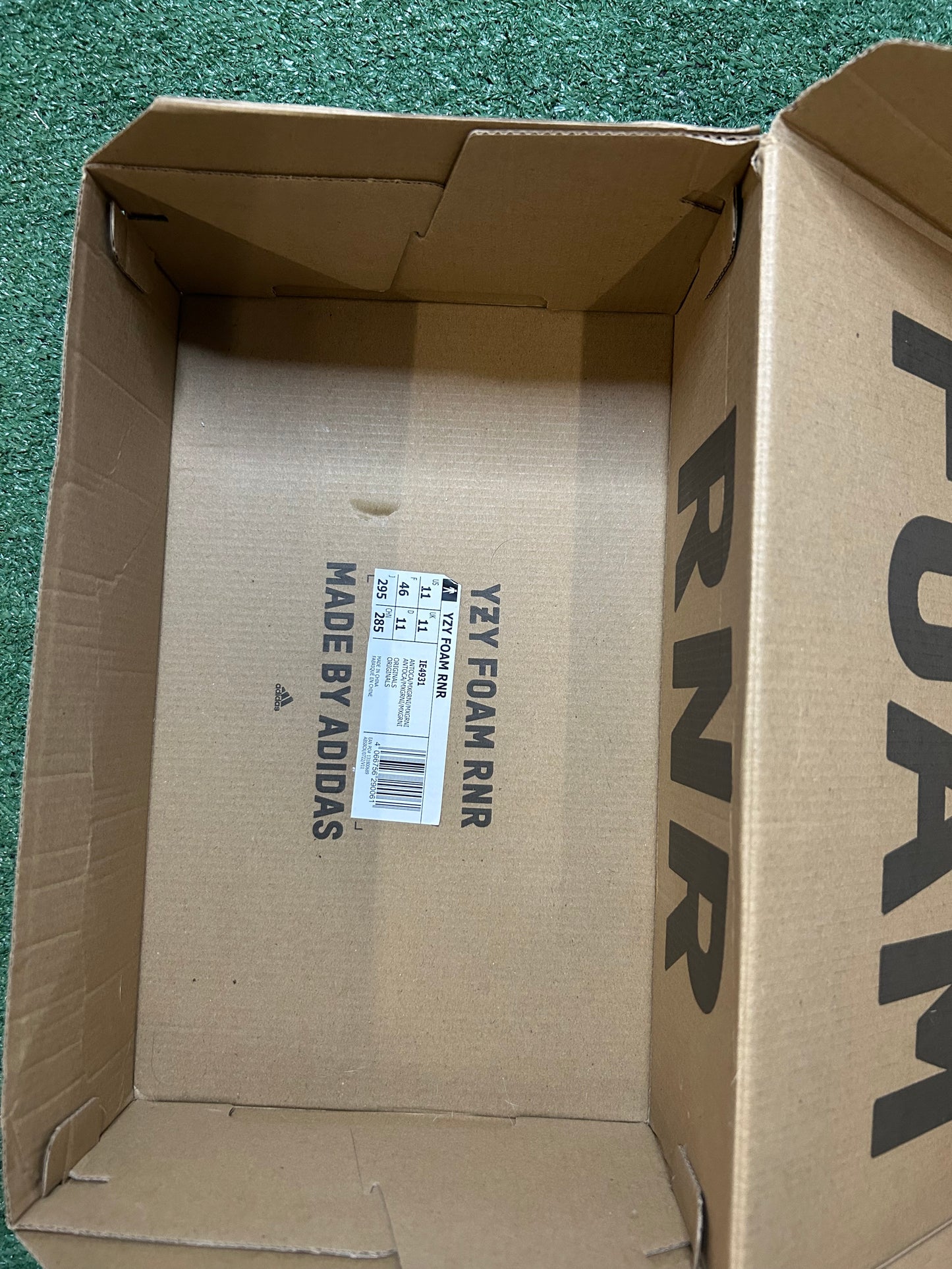 Yeezy foam runner onyx size 11men/12.5women