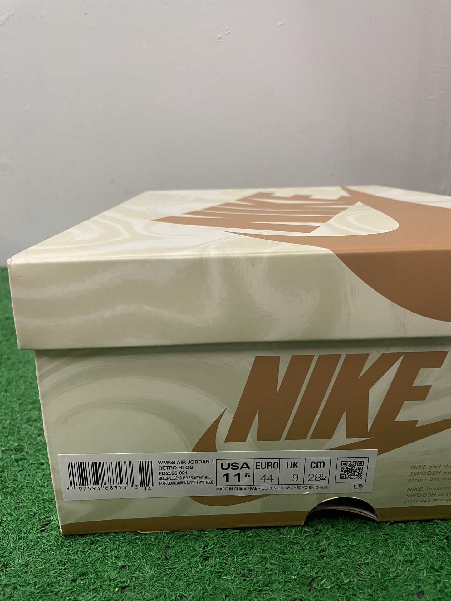 Jordan 1 high latte size 10men/11.5women