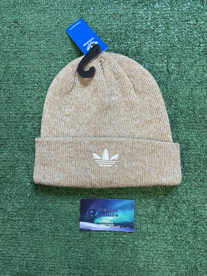 Adidas beige trefoil beanie