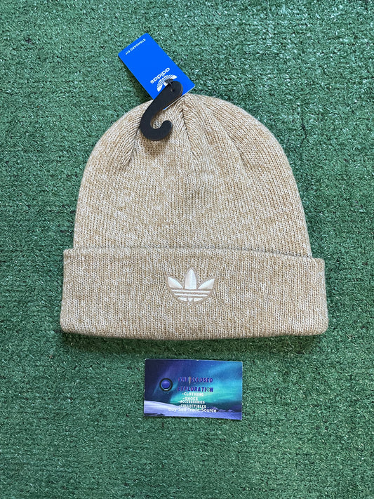 Adidas beige trefoil beanie