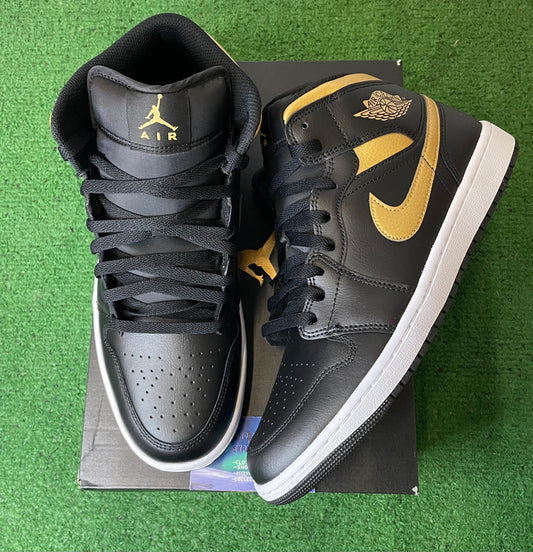 Air Jordan 1 Mid black metallic gold