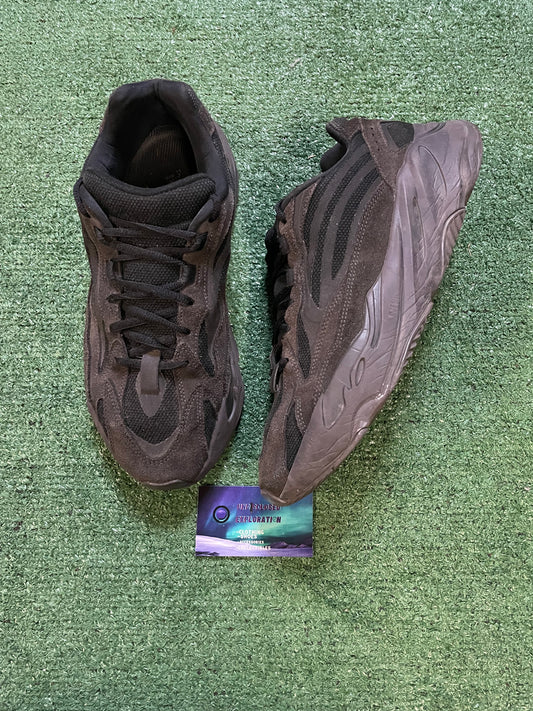 Adidas Yeezy boost 700 V2 Vanta size 11men/12.5women