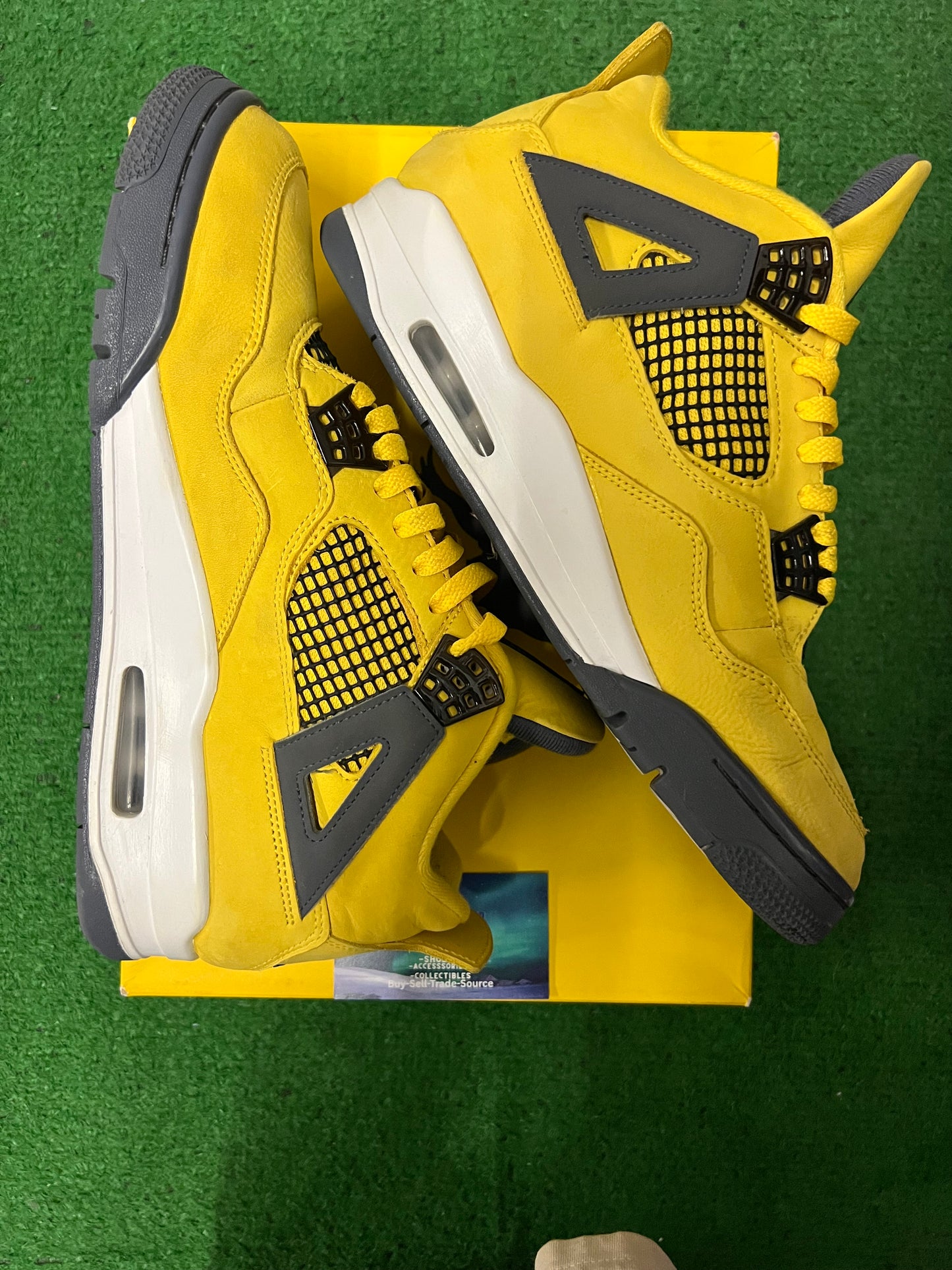 Jordan 4 lightning 2021 size 10.5men/12women