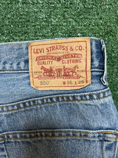 Levi 550 light wash jeans
