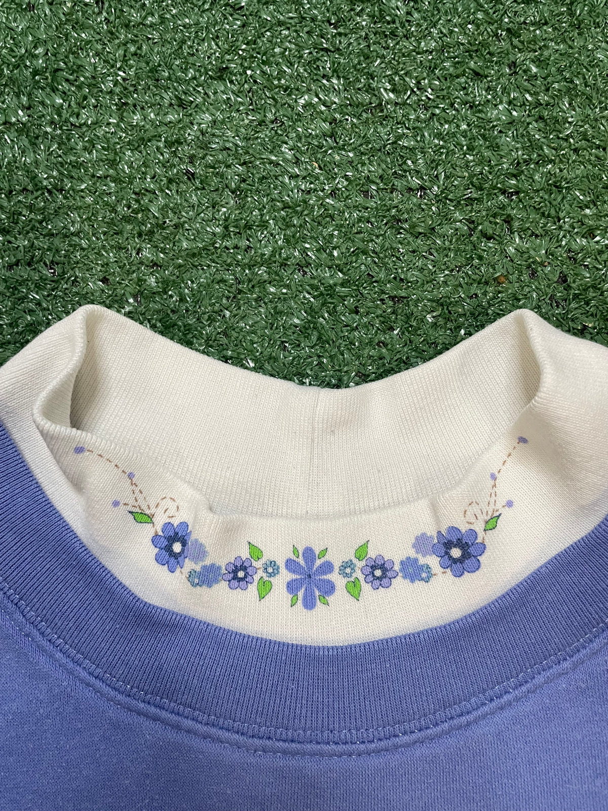 Vintage 1990s lilac floral Crewneck