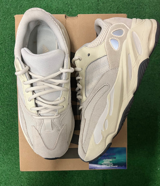 Yeezy analog 700 size 10.5men/12women