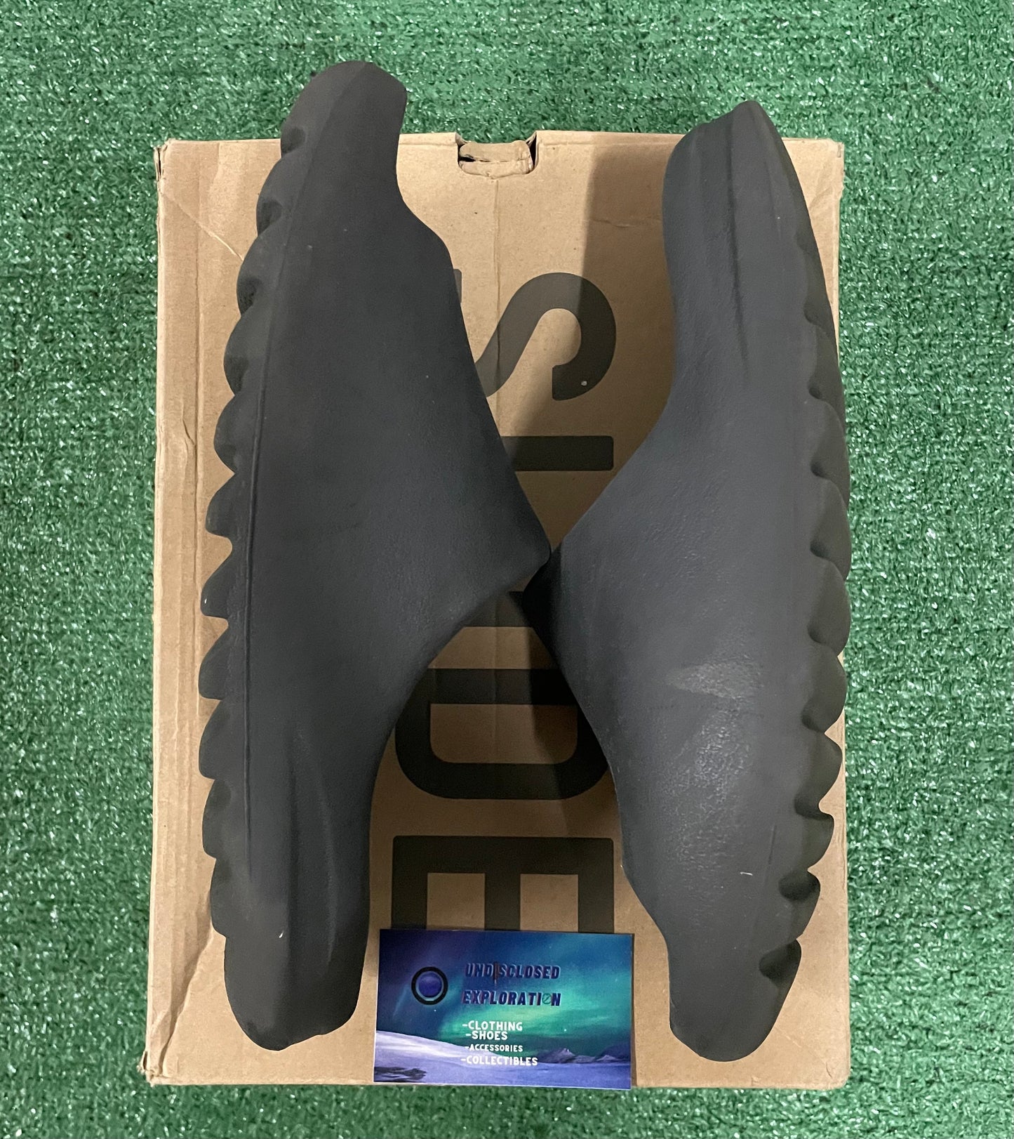 Yeezy slide onyx size 11men/12.5women